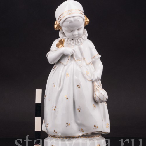 Фигурка из фарфора Девочка с бабочкой, Hertwig & Co, Германия, 1920-30 гг.