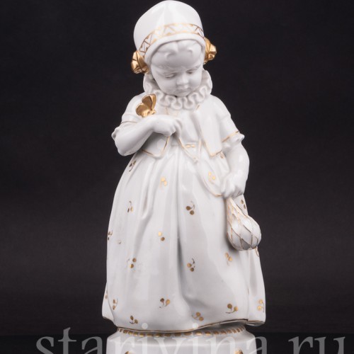 Фигурка из фарфора Девочка с бабочкой, Hertwig & Co, Германия, 1920-30 гг.