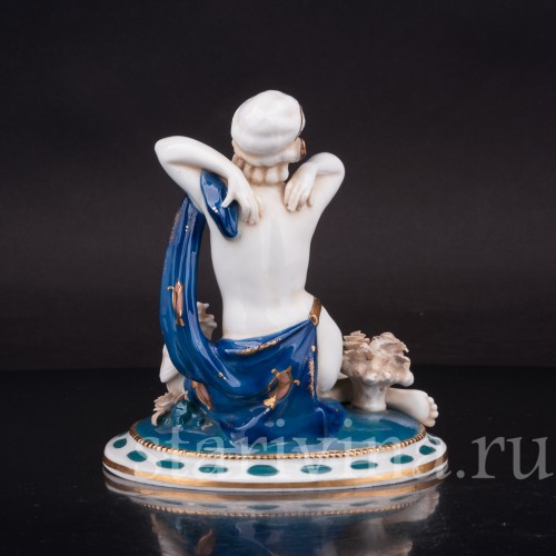 Фигурка девушки из фарфора Одалиска с голубем и буктом цветов, E. A. Muller, Германия, 1890-1927 гг.