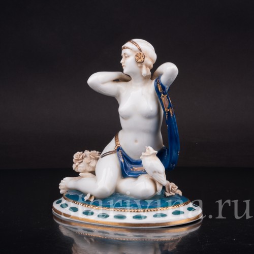 Фигурка девушки из фарфора Одалиска с голубем и буктом цветов, E. A. Muller, Германия, 1890-1927 гг.