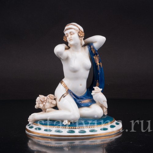 Фигурка девушки из фарфора Одалиска с голубем и буктом цветов, E. A. Muller, Германия, 1890-1927 гг.