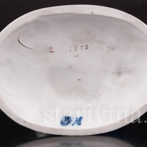 Фигурка девушки из фарфора Одалиска с голубем и буктом цветов, E. A. Muller, Германия, 1890-1927 гг.