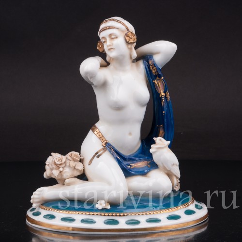 Фигурка девушки из фарфора Одалиска с голубем и буктом цветов, E. A. Muller, Германия, 1890-1927 гг.