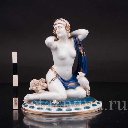 Фигурка девушки из фарфора Одалиска с голубем и буктом цветов, E. A. Muller, Германия, 1890-1927 гг.