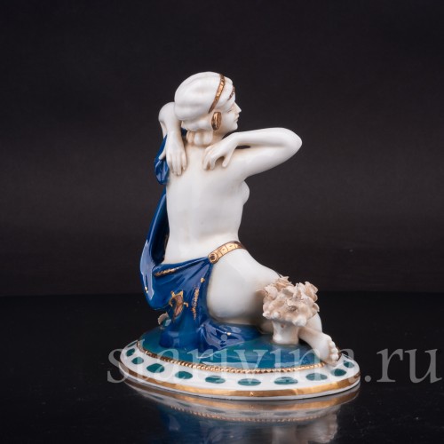 Фигурка девушки из фарфора Одалиска с голубем и буктом цветов, E. A. Muller, Германия, 1890-1927 гг.