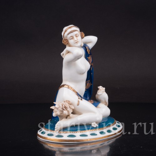 Фигурка девушки из фарфора Одалиска с голубем и буктом цветов, E. A. Muller, Германия, 1890-1927 гг.