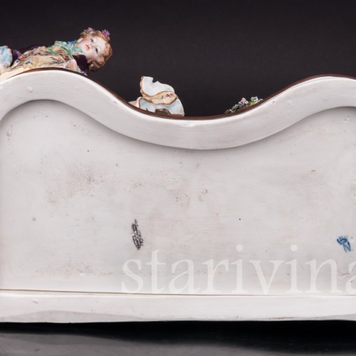 Композиция из фарфора Под звук гитары, Дрезден, Германия.