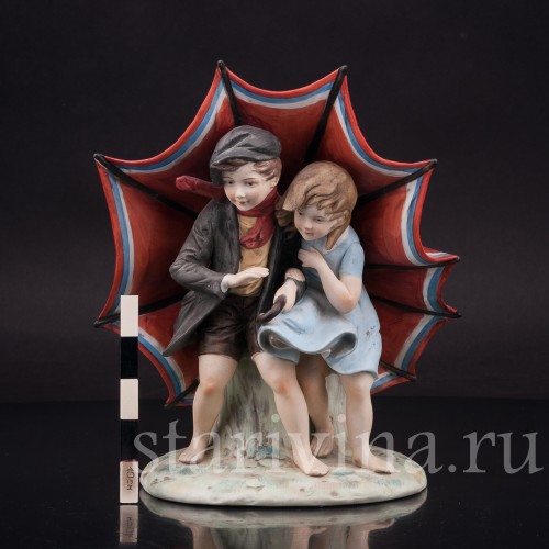 Фигурка из фарфора Дети под зонтом, Vaga International, Италия, вт. пол. 20 в.