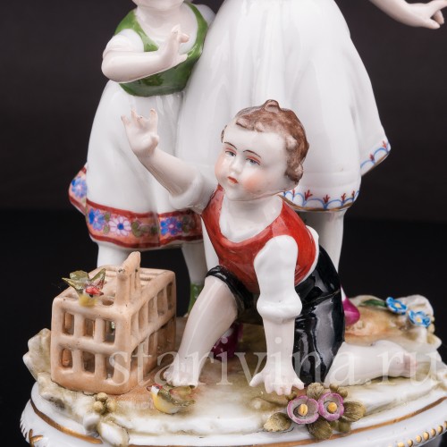 Фарфоровая статуэтка Птичка, лети! Дети, выпускающие птиц, E. A. Muller, Германия, 1890-1927 гг.