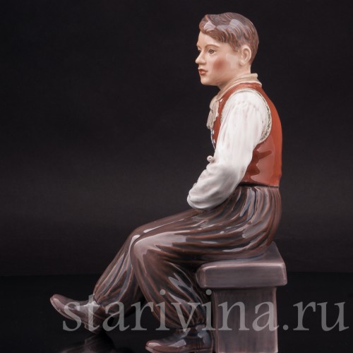 Фарфоровая статуэтка Сидящий юноша с трубкой, Dahl Jensen, Дания, 1920-80 гг.
