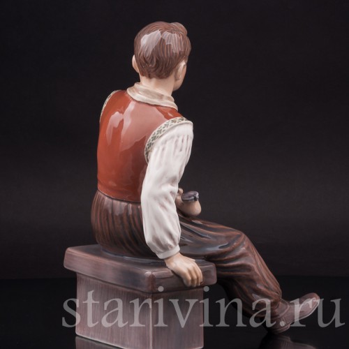 Фарфоровая статуэтка Сидящий юноша с трубкой, Dahl Jensen, Дания, 1920-80 гг.