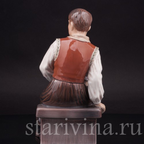 Фарфоровая статуэтка Сидящий юноша с трубкой, Dahl Jensen, Дания, 1920-80 гг.
