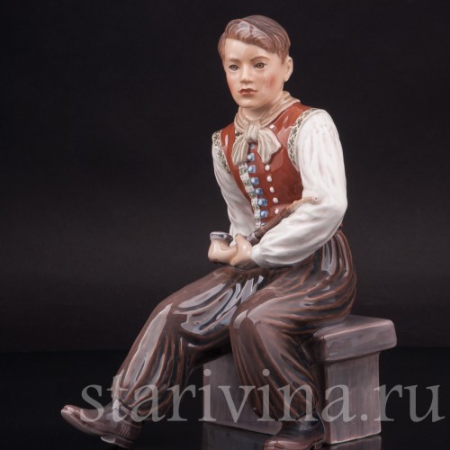 Фарфоровая статуэтка Сидящий юноша с трубкой, Dahl Jensen, Дания, 1920-80 гг.