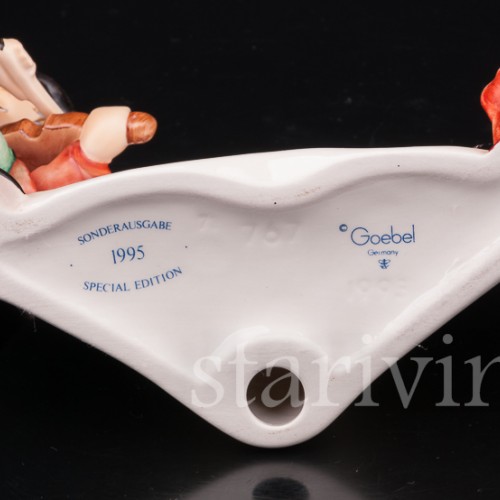 Фарфоровая статуэтка Маленький скрипач с собачкой, фирменная табличка, Goebel, Германия, 1995 г.