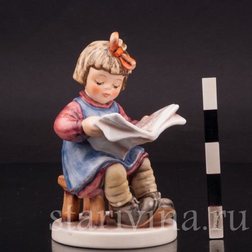 Фигурка из фарфора Что новенького? Девочка читающая журнал Goebel, Германия, 1990-99 гг.