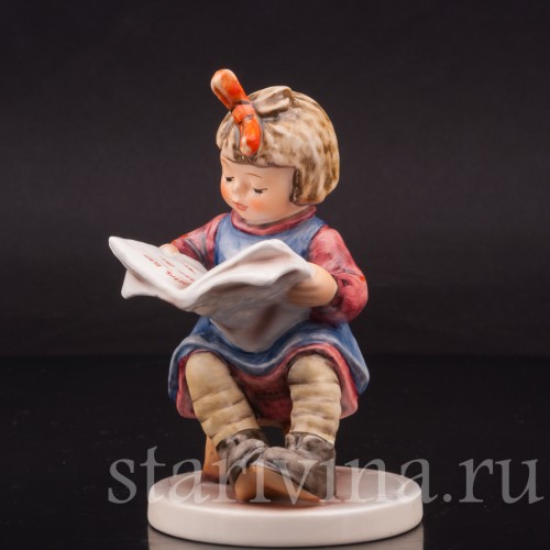 Фигурка из фарфора Что новенького? Девочка читающая журнал Goebel, Германия, 1990-99 гг.