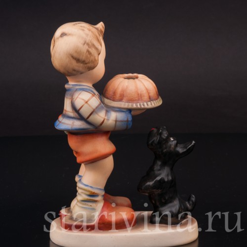 Фигурка из фарфора Мальчик с тортом, Goebel, Германия, вт. пол. 20 в.