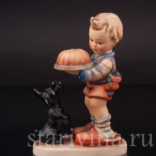 Фигурка из фарфора Мальчик с тортом, Goebel, Германия, вт. пол. 20 в.