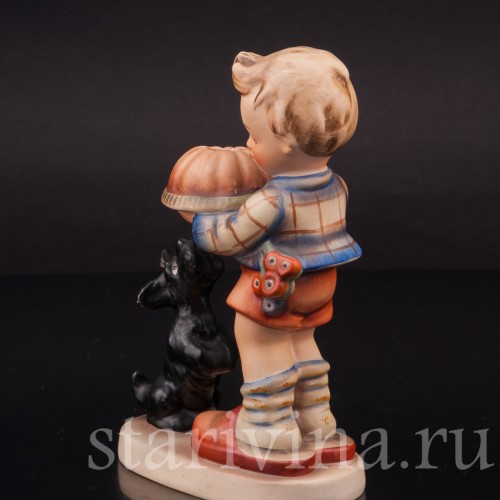Фигурка из фарфора Мальчик с тортом, Goebel, Германия, вт. пол. 20 в.