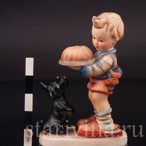 Фигурка из фарфора Мальчик с тортом, Goebel, Германия, вт. пол. 20 в.