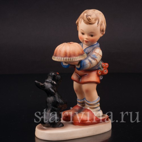 Фигурка из фарфора Мальчик с тортом, Goebel, Германия, вт. пол. 20 в.