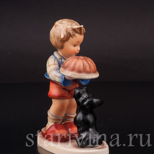 Фигурка из фарфора Мальчик с тортом Goebel, Германия, 1972-79 гг.