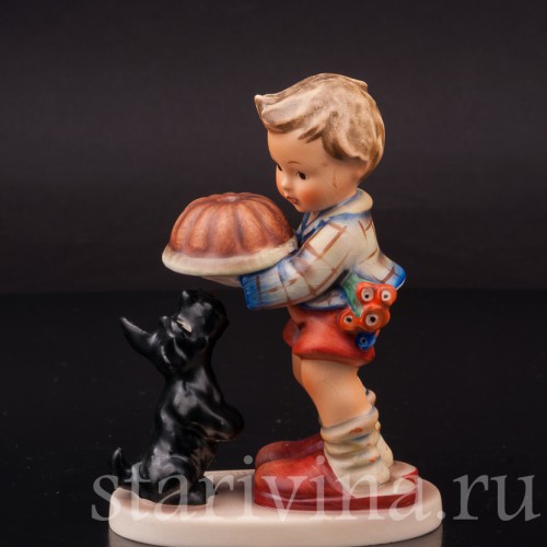 Фигурка из фарфора Мальчик с тортом Goebel, Германия, 1972-79 гг.