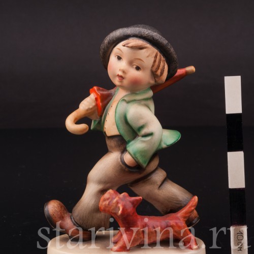 Статуэтка из фарфора Мальчик с зонтом и собакой, Goebel, Германия, 1950-55 гг.