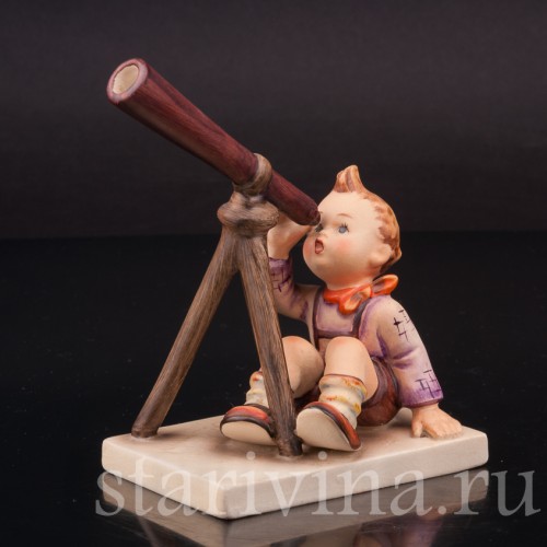 Фигурка из фарфора Мальчик с подзорной трубой Goebel, Германия, 1959 год.