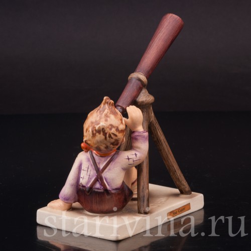 Фигурка из фарфора Мальчик с подзорной трубой Goebel, Германия, 1959 год.