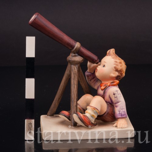 Фигурка из фарфора Мальчик с подзорной трубой Goebel, Германия, 1959 год.