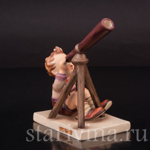 Фигурка из фарфора Мальчик с подзорной трубой Goebel, Германия, 1959 год.