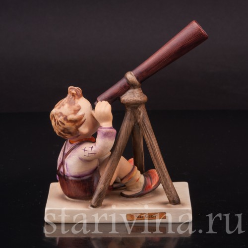 Фигурка из фарфора Мальчик с подзорной трубой Goebel, Германия, 1959 год.