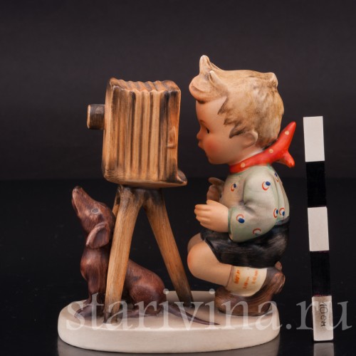 Фигурка мальчика из фарфора Маленький фотограф с таксой, Goebel, Германия, 1950-55 гг.
