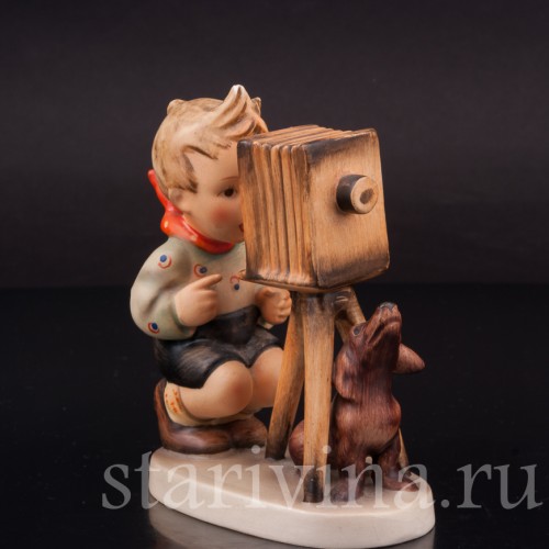 Фигурка мальчика из фарфора Маленький фотограф с таксой, Goebel, Германия, 1950-55 гг.