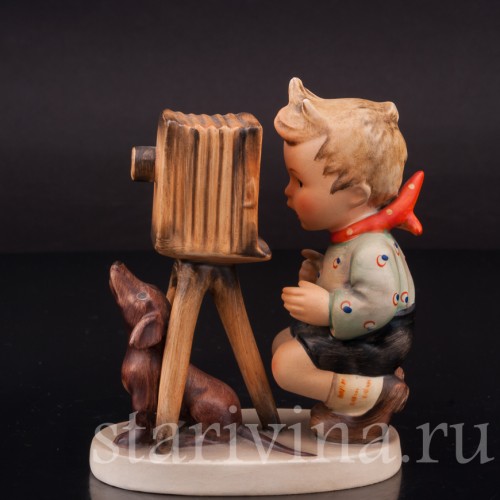 Фигурка мальчика из фарфора Маленький фотограф с таксой, Goebel, Германия, 1950-55 гг.