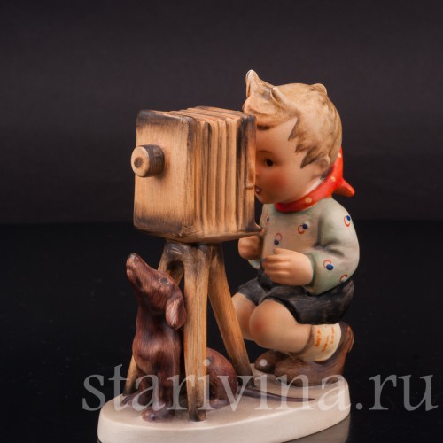Фигурка мальчика из фарфора Маленький фотограф с таксой, Goebel, Германия, 1950-55 гг.