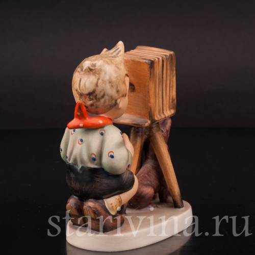 Фигурка мальчика из фарфора Маленький фотограф с таксой, Goebel, Германия, 1950-55 гг.