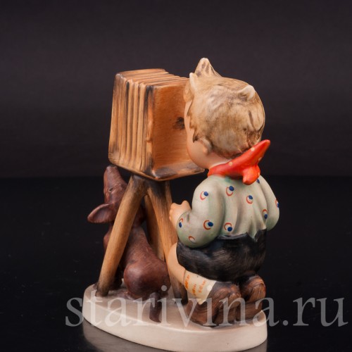 Фигурка мальчика из фарфора Маленький фотограф с таксой, Goebel, Германия, 1950-55 гг.