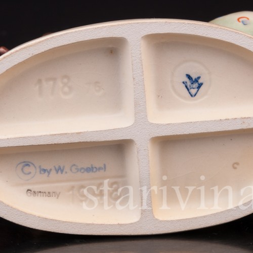 Фигурка мальчика из фарфора Маленький фотограф с таксой, Goebel, Германия, 1950-55 гг.