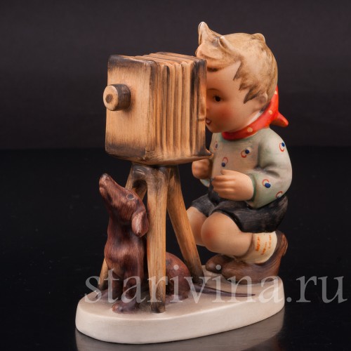 Фигурка мальчика из фарфора Маленький фотограф с таксой, Goebel, Германия, 1950-55 гг.