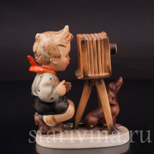 Фигурка мальчика из фарфора Маленький фотограф с таксой, Goebel, Германия, 1950-55 гг.