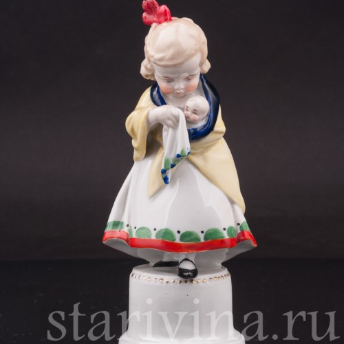 Фигурка из фарфора Девочка с куклой, Hertwig & Co, Германия, 1920-30 гг.