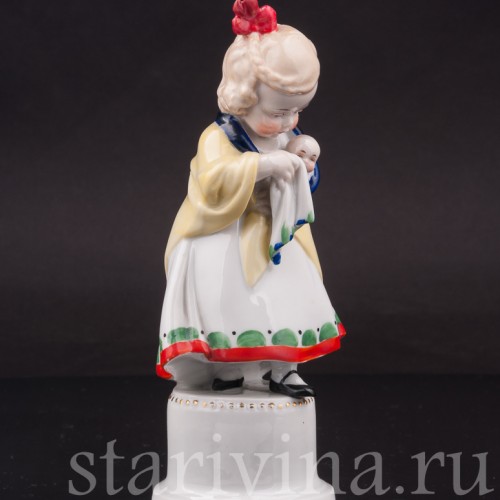 Фигурка из фарфора Девочка с куклой, Hertwig & Co, Германия, 1920-30 гг.