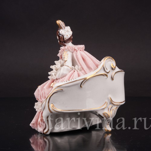 Статуэтка из фарфора Девушка, сидящая на дивне, кружевная, Ackermann & Fritze, Германия, перв. пол. 20 в.