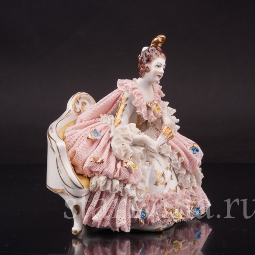 Статуэтка из фарфора Девушка, сидящая на дивне, кружевная, Ackermann & Fritze, Германия, перв. пол. 20 в.