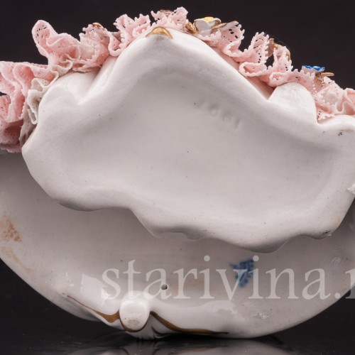 Статуэтка из фарфора Девушка, сидящая на дивне, кружевная, Ackermann & Fritze, Германия, перв. пол. 20 в.