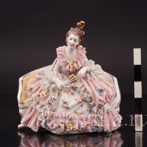 Статуэтка из фарфора Девушка, сидящая на дивне, кружевная, Ackermann & Fritze, Германия, перв. пол. 20 в.