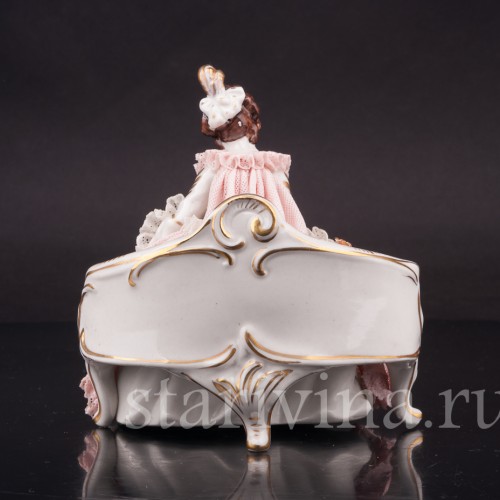 Статуэтка из фарфора Девушка, сидящая на дивне, кружевная, Ackermann & Fritze, Германия, перв. пол. 20 в.