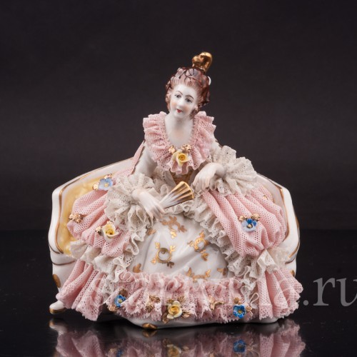 Статуэтка из фарфора Девушка, сидящая на дивне, кружевная, Ackermann & Fritze, Германия, перв. пол. 20 в.